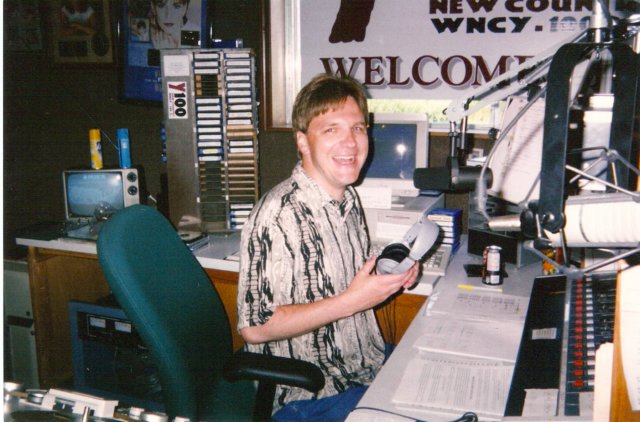 y100crashkellyiny100studiogreenbaywisconsintheoldbellvuestudio.jpg